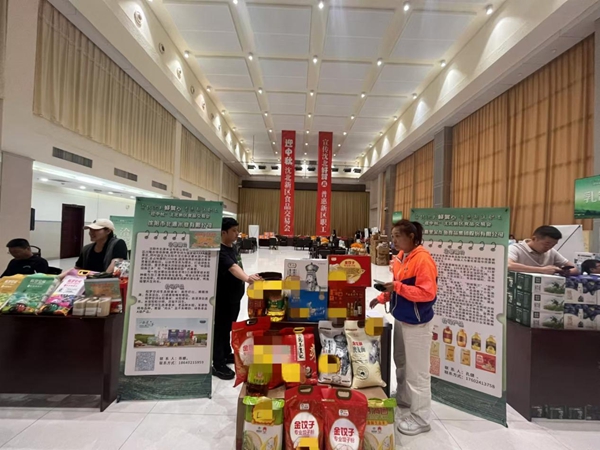 喜迎中秋 沈陽沈北新區(qū)食品交易會鳴鼓開市.jpg